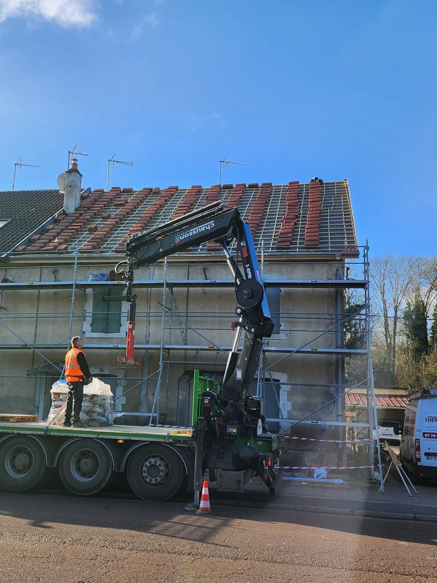 Chantier de toiture en Meuse : échafaudage monté et camion-grue pour approvisionner le toit