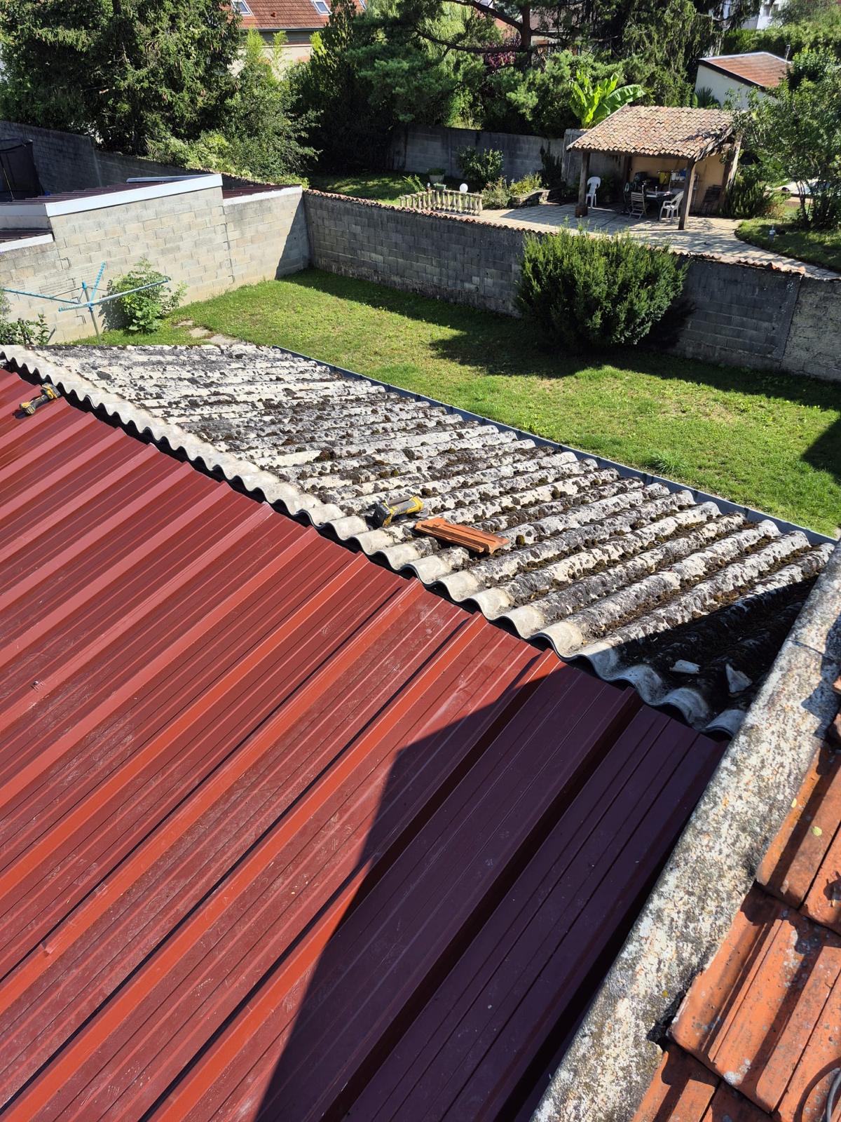 Remplacement d'une couverture en fibrociment par des bacs acier rouges